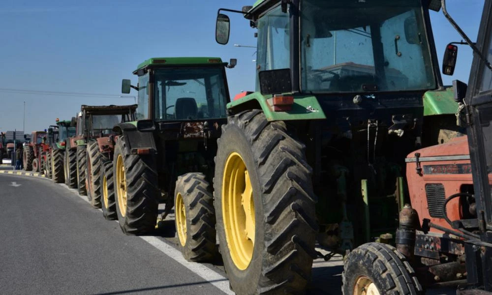 Πάτρα: Αγρότες με τρακτέρ στη συγκέντρωση διαμαρτυρίας για τα Τέμπη